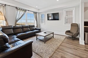 Living room w/large leather sectional overlooking the Boardwalk & Ocean