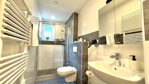 Badezimmer mit Dusche