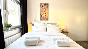 Schlafzimmer mit Queen Bett