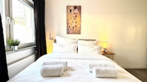 Schlafzimmer mit Queen Bett