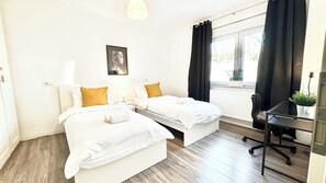 Schlafzimmer mit 2x Einzubetten, und Kleiderschrank