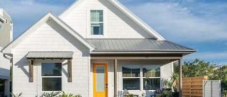 Floridian Cottage steps to beach