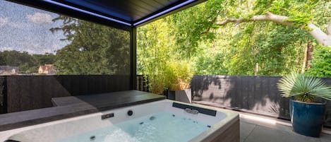 Hot Tub / whirlpool bath (Outdoor)