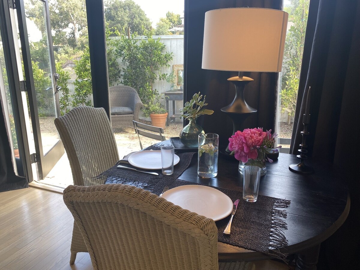 Magical Palisades Village …walk to the Village and Ocean Bluffs