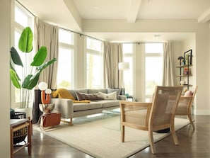 Welcome to luxury in Historic Downtown Savannah!