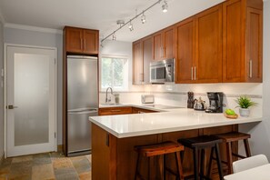 Fully Equipped Kitchen with  Island stools