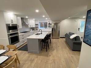 Full kitchen with plenty of counter and cabinet space