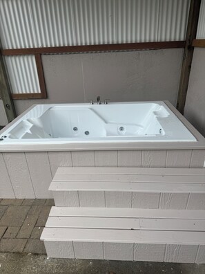 Outdoor Jetted Hot Tub for Soothing and Massaging bubbles bath ( 2 person)