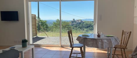 Coin repas / salon avec vue imprenable sur le village de Montréal