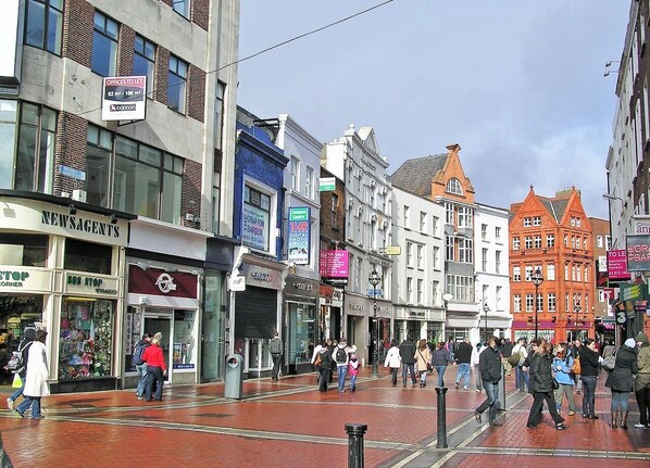 Grafton Street: only 03 minutes away! (228 m on foot)