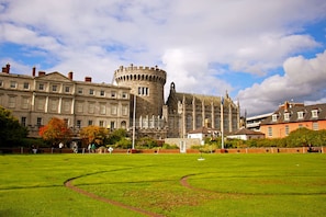 Dublin Castle: only 16 minutes away! (1.4 km)