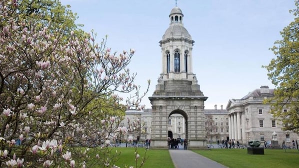 Trinity College: only 06 minutes away! (444 m on foot)