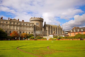 Dublin Castle: only 16 minutes away! (1.4 km)