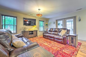 Living Room | Smart TV | Board Games | Books