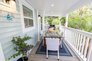 Prive porch/grilling area