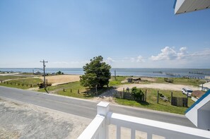 Spectacular Views of the Chincoteague Bay in the front!