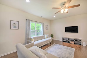 Living Room | Central A/C | Keyless Entry