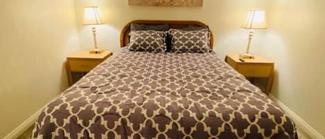 Comfortable queen bed and quality bedding