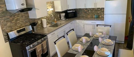 Fully equipped kitchen and clean eating area.