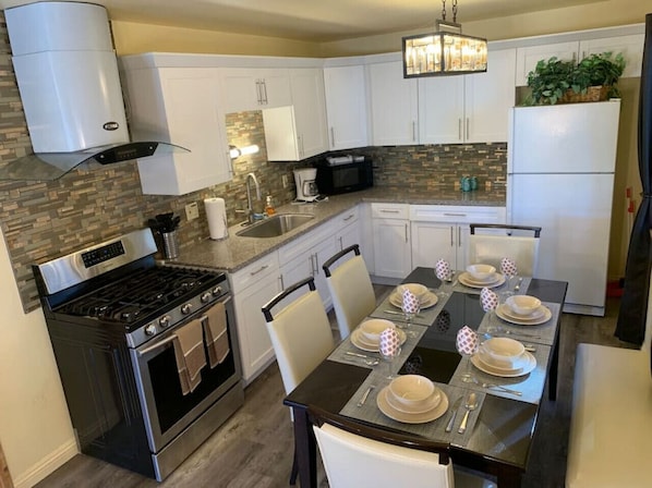 Fully equipped kitchen and clean eating area.