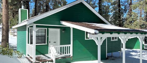 Cute Cozy Cabin Near All Attraction on Big Bear Blvd