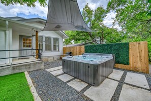 Amazing Backyard - Hot Tub, Fire Pit, BBQ, Heater, and Furniture!