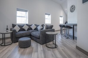 Four Seasons - 2 Bedroom Apartment - Tenby (11595)
