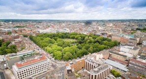 St. Stephen's Green: only 04 minutes away! (316 m on foot)
