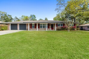 Exterior Front Pirates Dream - Family Home Just a Short Walk to the Beach and 2 blocks from Walmart