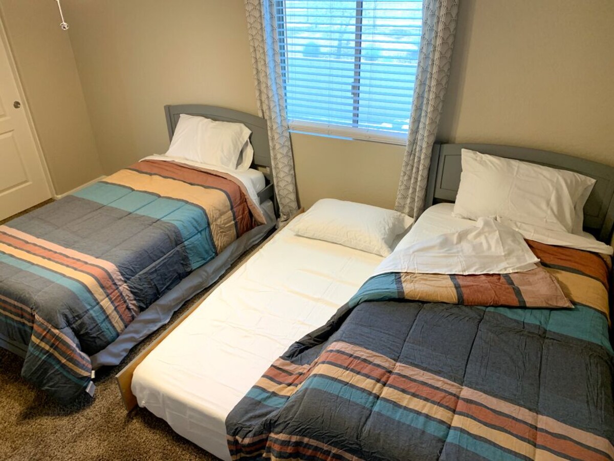AZ Adventure Awaits!!! Private Pool, BBQ, Sleeps 12, 5 miles to Surprise Center.