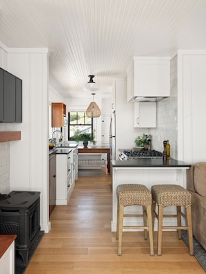 Peninsula dining, through kitchen to kitchen dining.