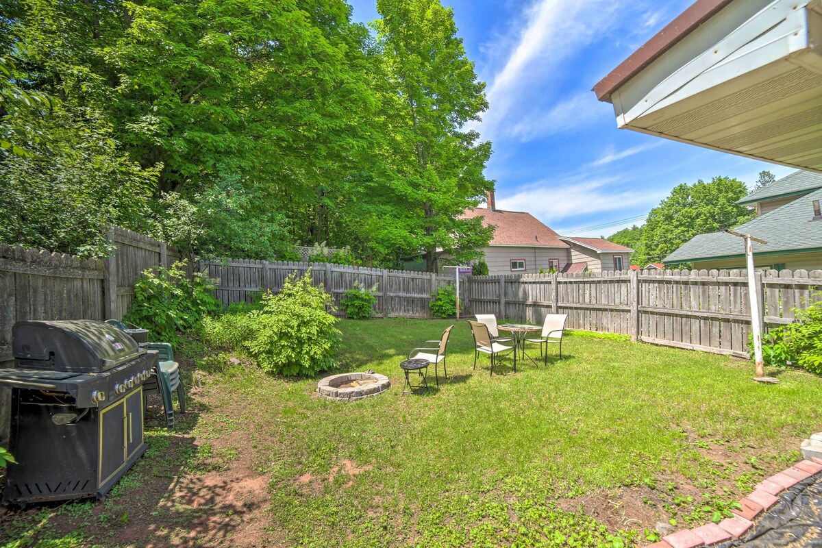 Cozy Ishpeming Cottage w/ Lake & Park Views!