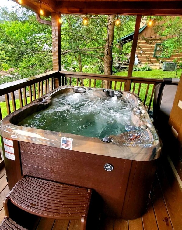 Bañera de hidromasaje al aire libre