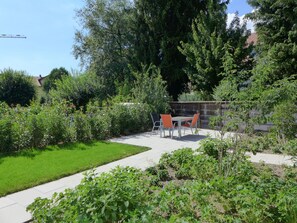 Pflanze, Außenbank, Pflanzengemeinschaft, Himmel, Natürliche Landschaft, Stuhl, Gartenmöbel, Baum, Grundstueck, Vegetation