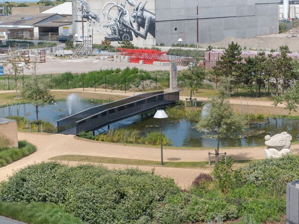 Water, Plant, Water Resources, Daytime, Property, Infrastructure, Botany, Urban Design, Architecture, Watercourse