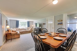 Dining Area | Dishes & Flatware Provided