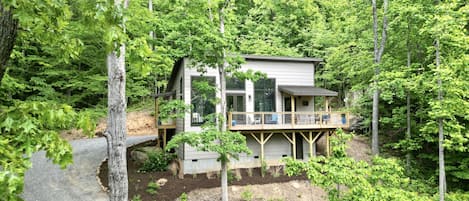 Aerie-this mountain 'modern' cabin awaits!