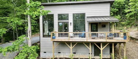 Aerie-a unique modern cabin in a quiet, peaceful spot just 15mins from Asheville