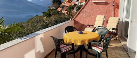 Wunderschöner ca. 20 m² großer Sonnenbalkon mit Markise und gigantischer Sicht auf den Lago Maggiore bis Stresa