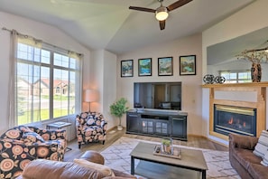 Living Room | Free WiFi | Central Heat | Smart TV | Gas Fireplace