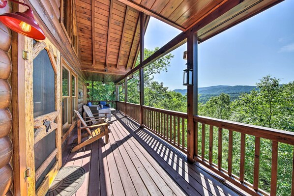 Blue Ridge Vacation Rental | 2BR | 2BA | Stairs Required for Access | 864 Sq Ft