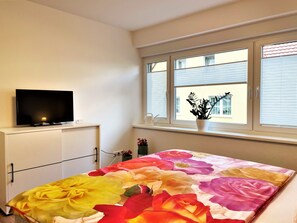 1. Schlafzimmer mit Blick zum Fernseher