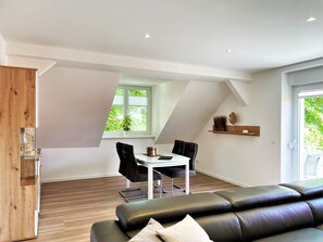 Blick ins Wohnzimmer mit Esstisch