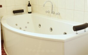 Spa Bath - Relax and unwind after a day wondering the local shopping precinct