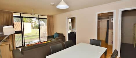 Kalbarri Riverview Holiday Apartments - Dining area