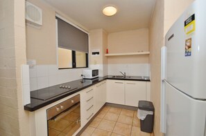 Kalbarri_Riverview_Holiday_Apartment_108 - Kalbarri Accommodatio - Kitchen with oven