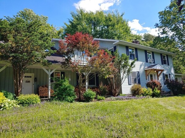 Home near Colgate and Seven Oaks Golf Course; sleeps up to 8 people; peaceful 