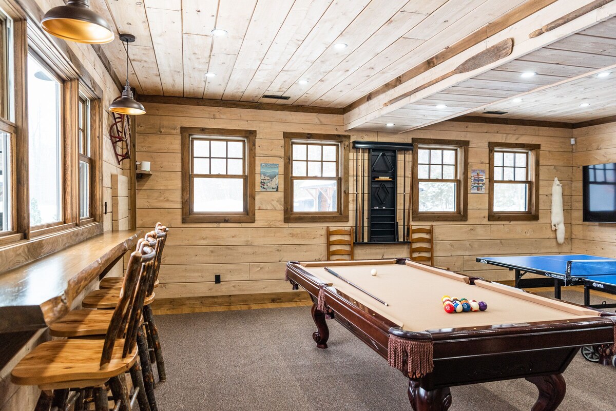 Secluded Escape in Rural Vermont! Sauna Pool, Hot Tub,Game House Mountain Views.