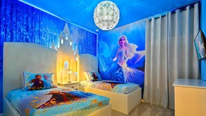 Kids will have fun in this Frozen bedroom with beautiful lights