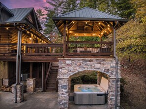 Spend your evenings under the stars in the gazebo w/ a cozy sofa & hot tub!